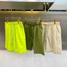 OFF WHITE、2026春夏新品休闲短裤,以高饱和度纯色调点燃视觉焦点,瞬间打破沉闷季节,成为街头行 OFF WHITE、2026春夏新品休闲短裤,以高饱和度纯色调点燃视觉焦点,瞬间打破沉闷季节,成为街头行