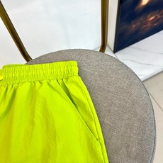 OFF WHITE、2026春夏新品休闲短裤,以高饱和度纯色调点燃视觉焦点,瞬间打破沉闷季节,成为街头行 OFF WHITE、2026春夏新品休闲短裤,以高饱和度纯色调点燃视觉焦点,瞬间打破沉闷季节,成为街头行