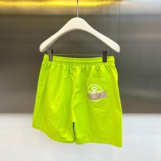 OFF WHITE、2026春夏新品休闲短裤,以高饱和度纯色调点燃视觉焦点,瞬间打破沉闷季节,成为街头行 OFF WHITE、2026春夏新品休闲短裤,以高饱和度纯色调点燃视觉焦点,瞬间打破沉闷季节,成为街头行