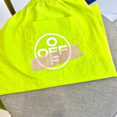 OFF WHITE、2026春夏新品休闲短裤,以高饱和度纯色调点燃视觉焦点,瞬间打破沉闷季节,成为街头行 OFF WHITE、2026春夏新品休闲短裤,以高饱和度纯色调点燃视觉焦点,瞬间打破沉闷季节,成为街头行