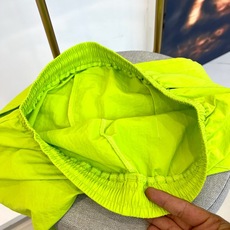 OFF WHITE、2026春夏新品休闲短裤,以高饱和度纯色调点燃视觉焦点,瞬间打破沉闷季节,成为街头行 OFF WHITE、2026春夏新品休闲短裤,以高饱和度纯色调点燃视觉焦点,瞬间打破沉闷季节,成为街头行