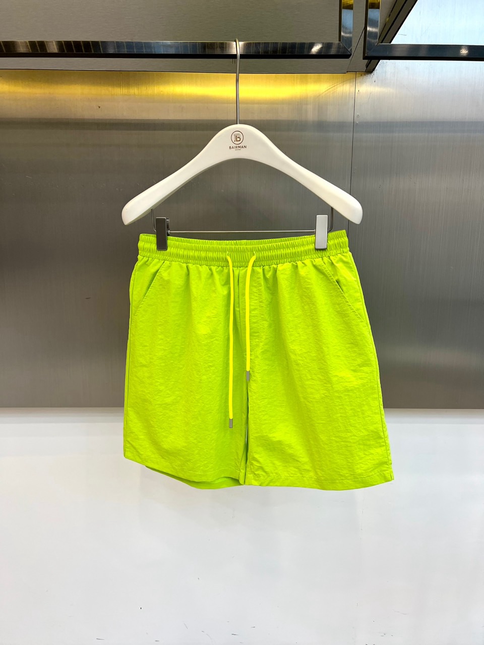 OFF WHITE、2026春夏新品休闲短裤，以高饱和度纯色调点燃视觉焦点，瞬间打破沉闷季节，成为街头行