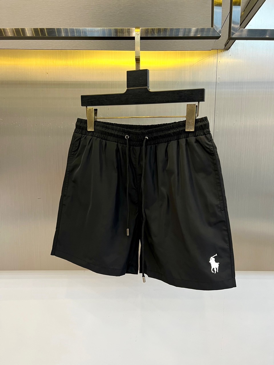 Polo Ralph Lauren拉夫劳伦、2026春夏新品男士运动休闲短裤重磅来袭！以纯色为主调，视觉