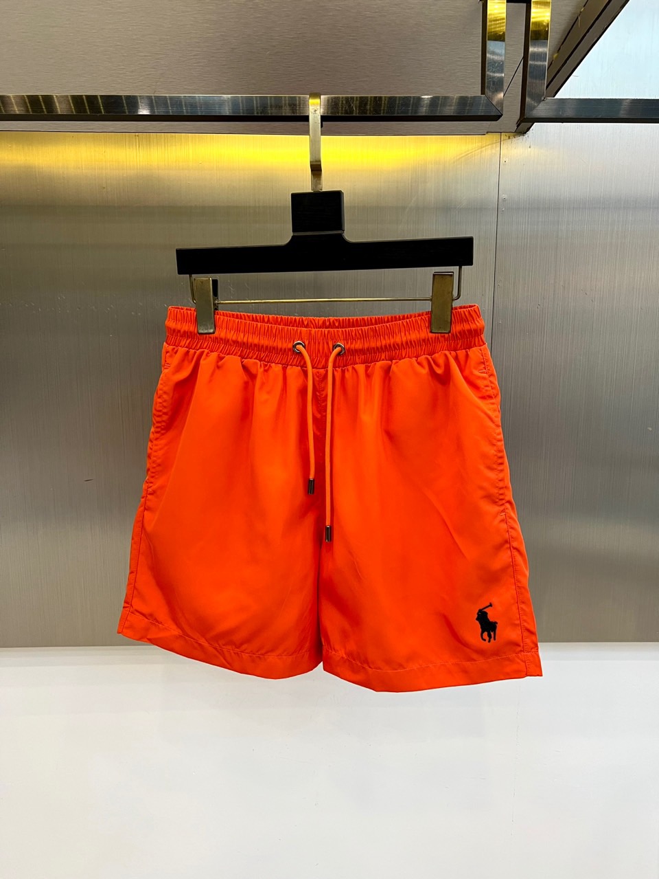 Polo Ralph Lauren拉夫劳伦、2026春夏新品男士运动休闲短裤重磅来袭！以纯色为主调，视觉