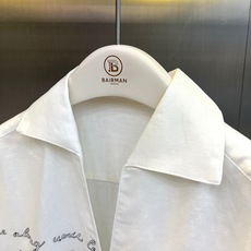 一套.BERLUTI 布鲁提、2026春夏新品套装,以纯色诠释当代都市度假美学。上衣采用宽松古巴领短袖设 一套.BERLUTI 布鲁提、2026春夏新品套装,以纯色诠释当代都市度假美学。上衣采用宽松古巴领短袖设