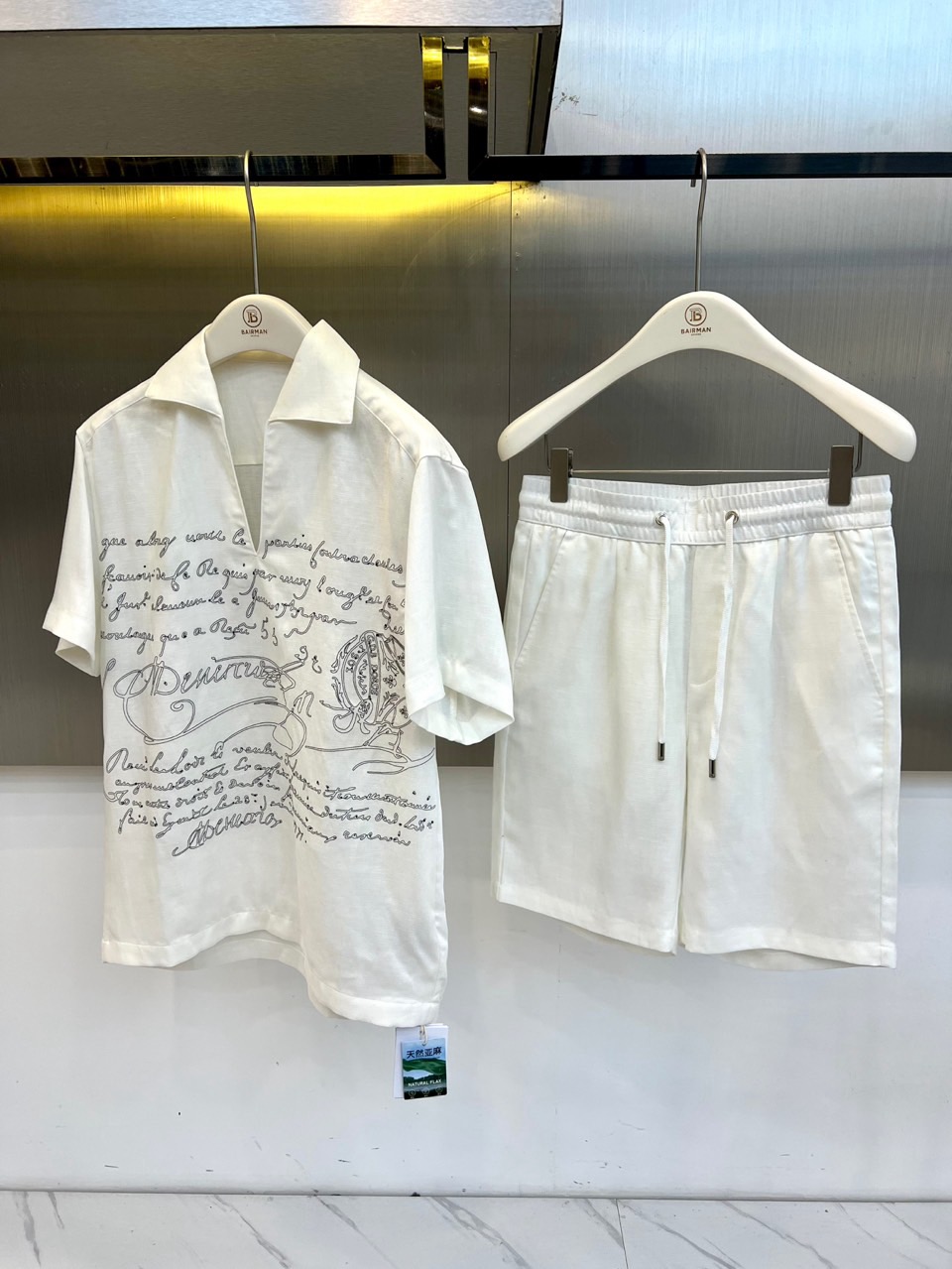 一套.BERLUTI 布鲁提、2026春夏新品套装，以纯色诠释当代都市度假美学。上衣采用宽松古巴领短袖设