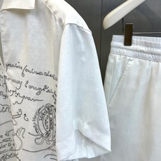 一套.BERLUTI 布鲁提、2026春夏新品套装,以纯色诠释当代都市度假美学。上衣采用宽松古巴领短袖设 一套.BERLUTI 布鲁提、2026春夏新品套装,以纯色诠释当代都市度假美学。上衣采用宽松古巴领短袖设