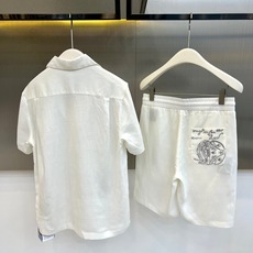 一套.BERLUTI 布鲁提、2026春夏新品套装,以纯色诠释当代都市度假美学。上衣采用宽松古巴领短袖设 一套.BERLUTI 布鲁提、2026春夏新品套装,以纯色诠释当代都市度假美学。上衣采用宽松古巴领短袖设