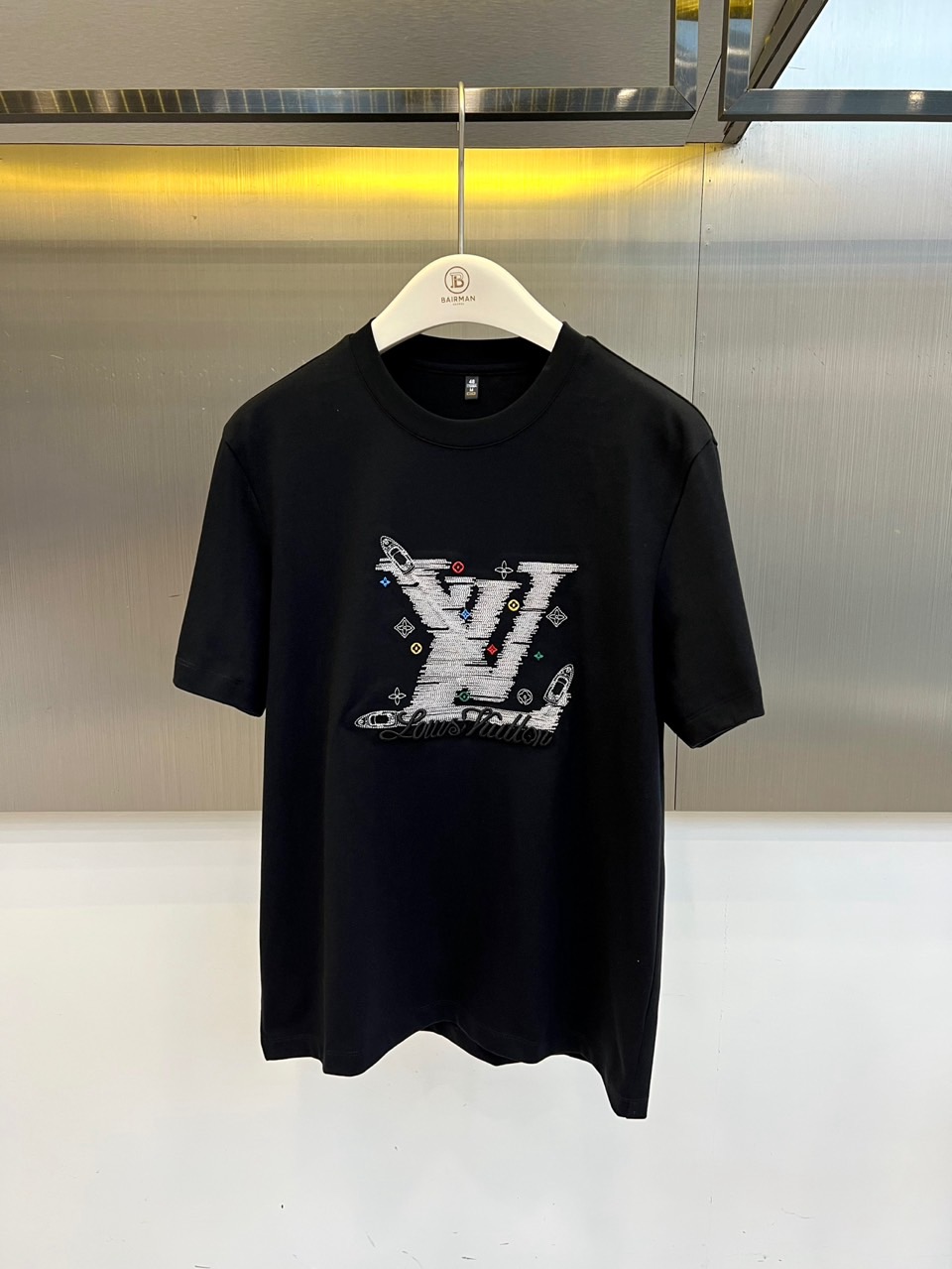 1v威登、2026春夏新品短袖T恤，以纯色为基底，打造简约而不简单的都市休闲风格。胸前醒目大号字母图案采