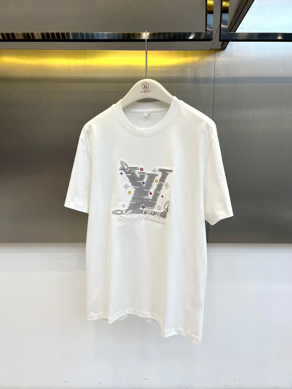 1v威登、2026春夏新品短袖T恤，以纯色为基底，打造简约而不简单的都市休闲风格。胸前醒目大号字母图案采