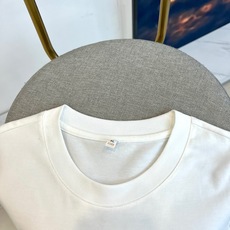 1v威登、2026春夏新品短袖T恤,以纯色为基底,打造简约而不简单的都市休闲风格。胸前醒目大号字母图案采 1v威登、2026春夏新品短袖T恤,以纯色为基底,打造简约而不简单的都市休闲风格。胸前醒目大号字母图案采