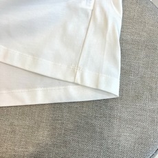 Dio迪奥、2026春夏新品短袖T恤,以纯色为基底,诠释极简主义美学。圆领设计贴合颈部线条,宽松剪裁兼顾 Dio迪奥、2026春夏新品短袖T恤,以纯色为基底,诠释极简主义美学。圆领设计贴合颈部线条,宽松剪裁兼顾