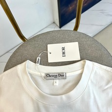 Dio迪奥、2026春夏新品短袖T恤,以纯色为基底,诠释极简主义美学。圆领设计贴合颈部线条,宽松剪裁兼顾 Dio迪奥、2026春夏新品短袖T恤,以纯色为基底,诠释极简主义美学。圆领设计贴合颈部线条,宽松剪裁兼顾