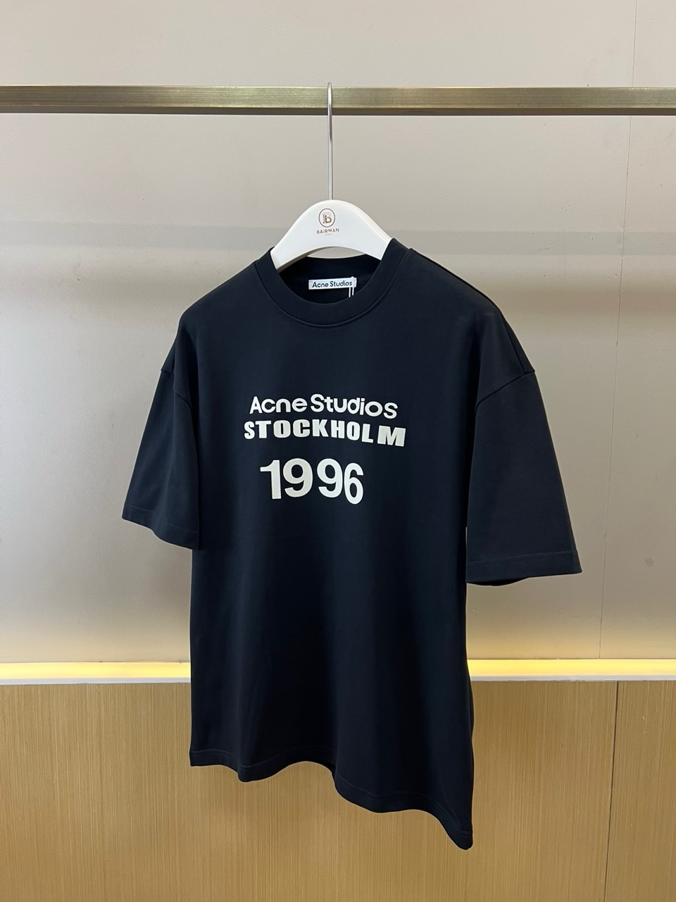 Acne Studios、2026春夏新品短袖T恤，以极简北欧基因重塑日常穿搭美学。纯色碰撞醒目字体，三