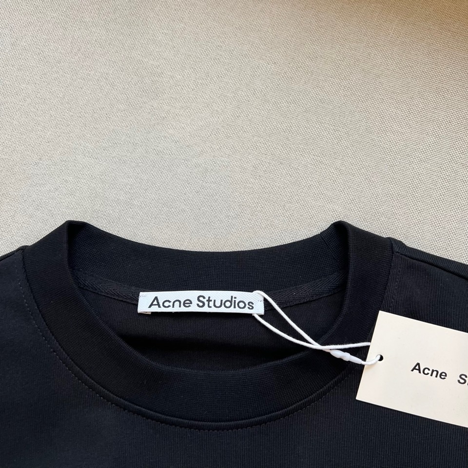 Acne Studios、2026春夏新品短袖T恤，以极简北欧基因重塑日常穿搭美学。纯色碰撞醒目字体，三