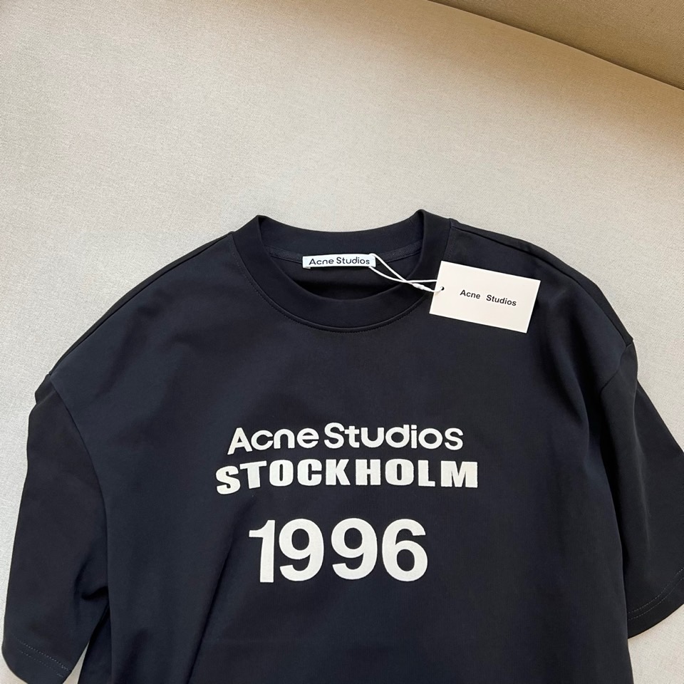 Acne Studios、2026春夏新品短袖T恤，以极简北欧基因重塑日常穿搭美学。纯色碰撞醒目字体，三