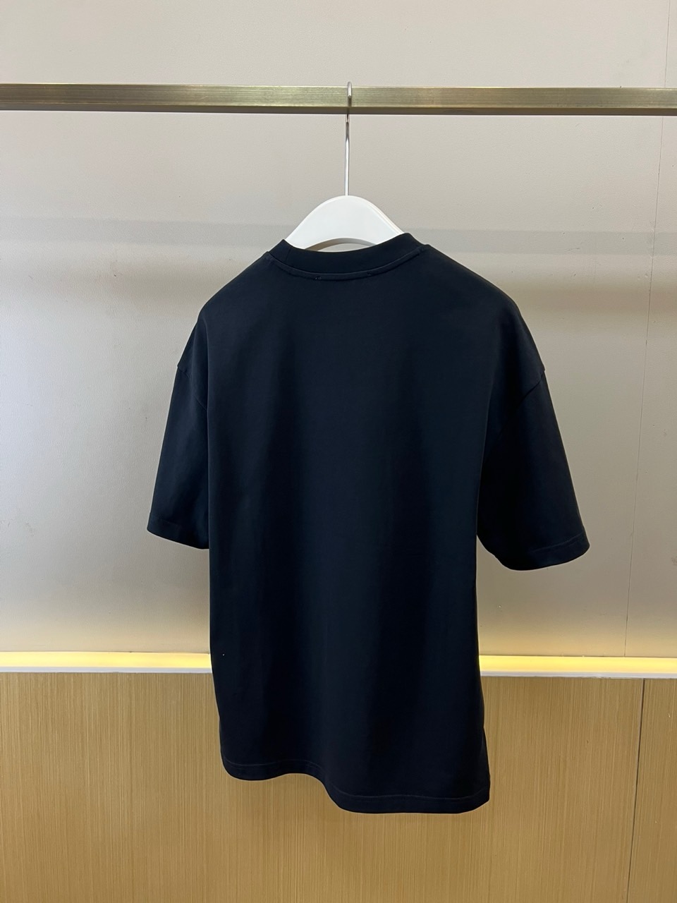 Acne Studios、2026春夏新品短袖T恤，以极简北欧基因重塑日常穿搭美学。纯色碰撞醒目字体，三