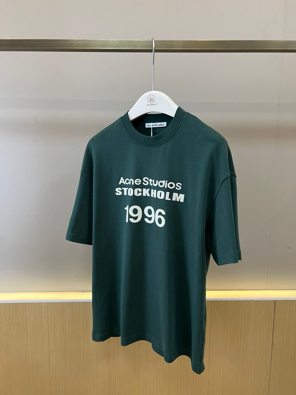 Acne Studios、2026春夏新品短袖T恤，以极简北欧基因重塑日常穿搭美学。纯色碰撞醒目字体，三