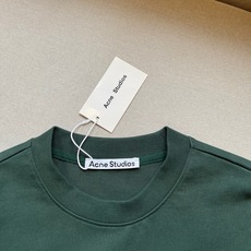 Acne Studios、2026春夏新品短袖T恤,以极简北欧基因重塑日常穿搭美学。纯色碰撞醒目字体,三 Acne Studios、2026春夏新品短袖T恤,以极简北欧基因重塑日常穿搭美学。纯色碰撞醒目字体,三
