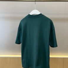 Acne Studios、2026春夏新品短袖T恤,以极简北欧基因重塑日常穿搭美学。纯色碰撞醒目字体,三 Acne Studios、2026春夏新品短袖T恤,以极简北欧基因重塑日常穿搭美学。纯色碰撞醒目字体,三