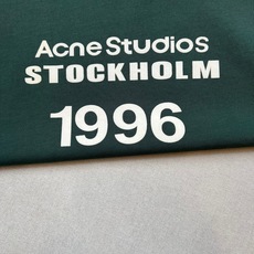 Acne Studios、2026春夏新品短袖T恤,以极简北欧基因重塑日常穿搭美学。纯色碰撞醒目字体,三 Acne Studios、2026春夏新品短袖T恤,以极简北欧基因重塑日常穿搭美学。纯色碰撞醒目字体,三