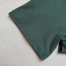 Acne Studios、2026春夏新品短袖T恤,以极简北欧基因重塑日常穿搭美学。纯色碰撞醒目字体,三 Acne Studios、2026春夏新品短袖T恤,以极简北欧基因重塑日常穿搭美学。纯色碰撞醒目字体,三