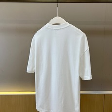 Acne Studios、2026春夏新品短袖T恤,以极简北欧基因重塑日常穿搭美学。纯色碰撞醒目字体,三 Acne Studios、2026春夏新品短袖T恤,以极简北欧基因重塑日常穿搭美学。纯色碰撞醒目字体,三