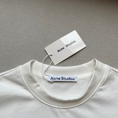Acne Studios、2026春夏新品短袖T恤,以极简北欧基因重塑日常穿搭美学。纯色碰撞醒目字体,三 Acne Studios、2026春夏新品短袖T恤,以极简北欧基因重塑日常穿搭美学。纯色碰撞醒目字体,三