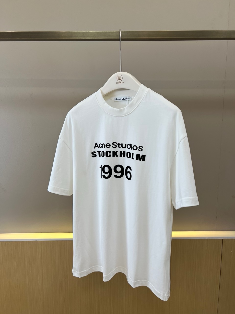 Acne Studios、2026春夏新品短袖T恤，以极简北欧基因重塑日常穿搭美学。纯色碰撞醒目字体，三