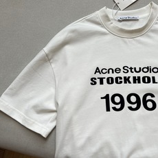 Acne Studios、2026春夏新品短袖T恤,以极简北欧基因重塑日常穿搭美学。纯色碰撞醒目字体,三 Acne Studios、2026春夏新品短袖T恤,以极简北欧基因重塑日常穿搭美学。纯色碰撞醒目字体,三