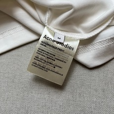 Acne Studios、2026春夏新品短袖T恤,以极简北欧基因重塑日常穿搭美学。纯色碰撞醒目字体,三 Acne Studios、2026春夏新品短袖T恤,以极简北欧基因重塑日常穿搭美学。纯色碰撞醒目字体,三