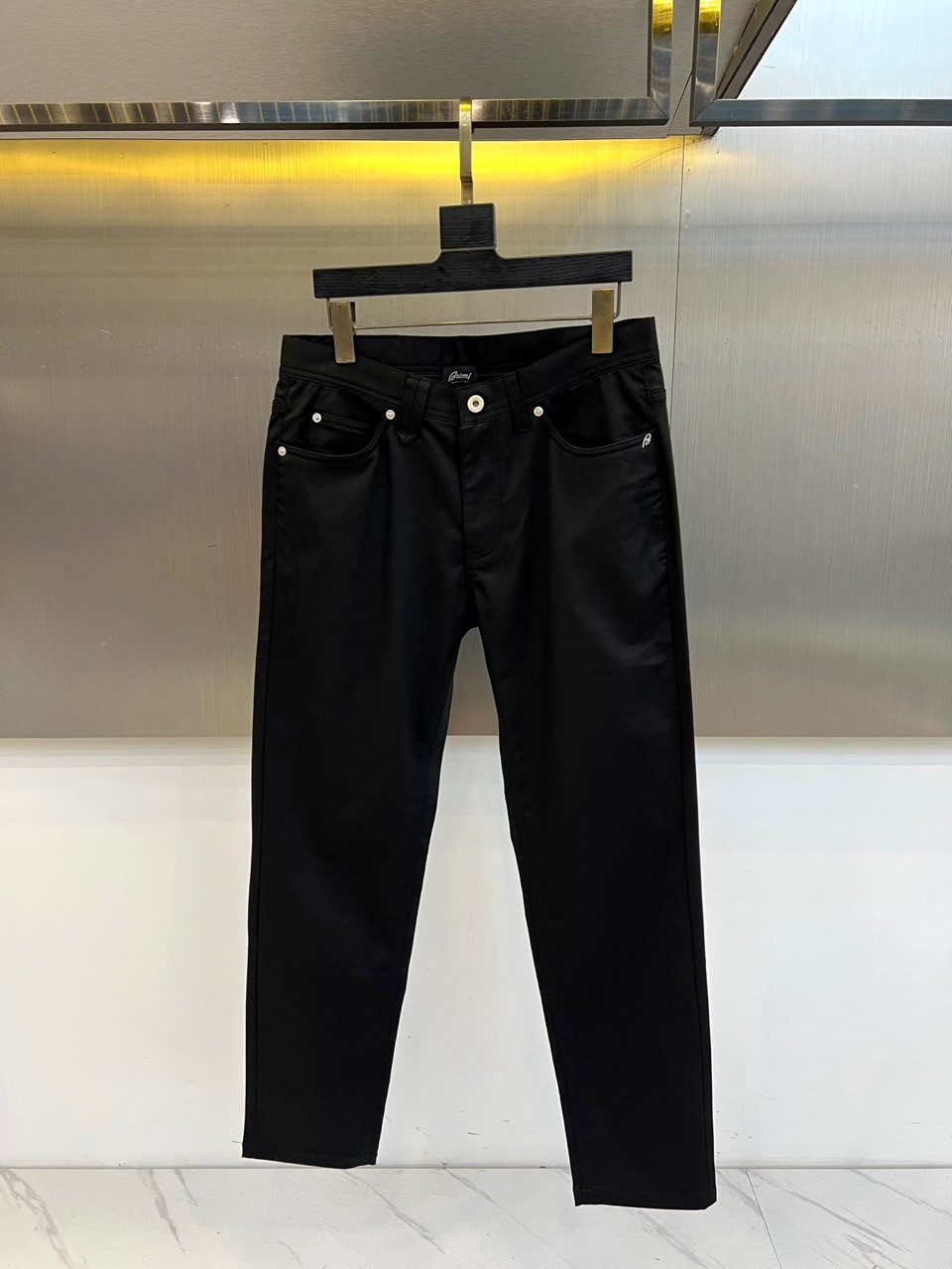 BERLUTI 布鲁提、2026春夏新品休闲裤，以沉稳色调演绎当代都市轻熟风，经典五袋款型搭配修身小脚剪