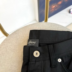 BERLUTI 布鲁提、2026春夏新品休闲裤,以沉稳色调演绎当代都市轻熟风,经典五袋款型搭配修身小脚剪 BERLUTI 布鲁提、2026春夏新品休闲裤,以沉稳色调演绎当代都市轻熟风,经典五袋款型搭配修身小脚剪