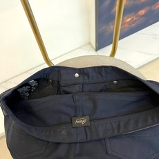 BERLUTI 布鲁提、2026春夏新品休闲裤,以沉稳色调演绎当代都市轻熟风,经典五袋款型搭配修身小脚剪 BERLUTI 布鲁提、2026春夏新品休闲裤,以沉稳色调演绎当代都市轻熟风,经典五袋款型搭配修身小脚剪