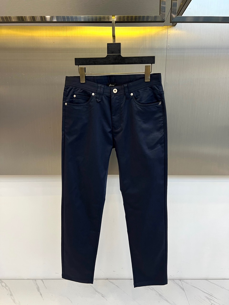 BERLUTI 布鲁提、2026春夏新品休闲裤，以沉稳色调演绎当代都市轻熟风，经典五袋款型搭配修身小脚剪