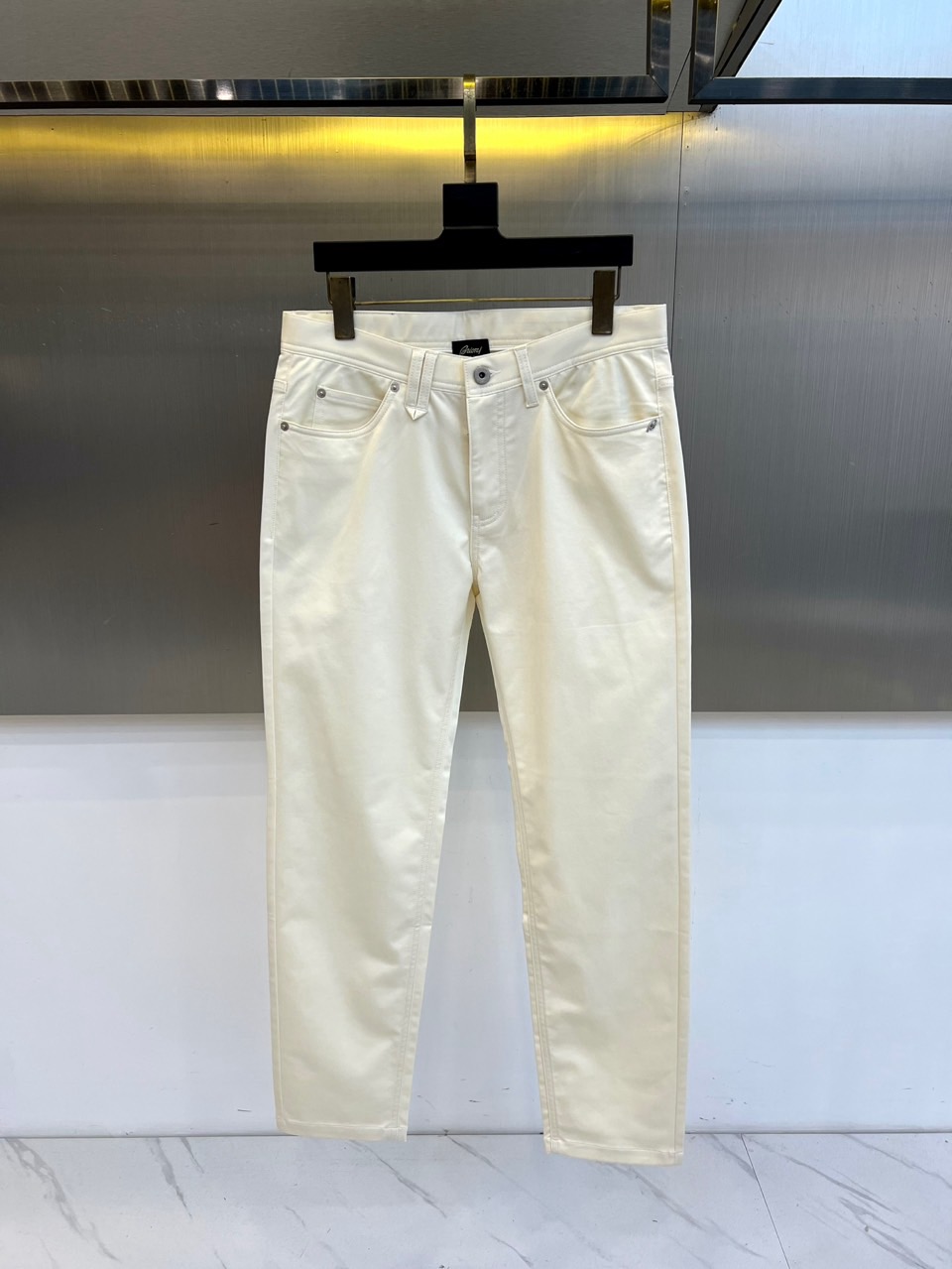 BERLUTI 布鲁提、2026春夏新品休闲裤，以沉稳色调演绎当代都市轻熟风，经典五袋款型搭配修身小脚剪