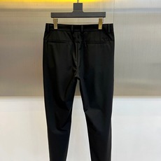 Loro Piana-2026春夏新品休闲裤,采用利落的直筒剪裁,呈现流畅简约的版型。其设计完美融合商务 Loro Piana-2026春夏新品休闲裤,采用利落的直筒剪裁,呈现流畅简约的版型。其设计完美融合商务