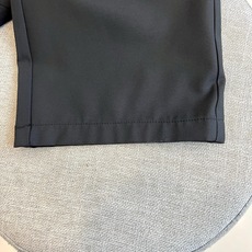 Loro Piana-2026春夏新品休闲裤,采用利落的直筒剪裁,呈现流畅简约的版型。其设计完美融合商务 Loro Piana-2026春夏新品休闲裤,采用利落的直筒剪裁,呈现流畅简约的版型。其设计完美融合商务