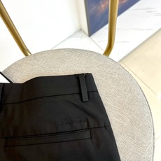 Loro Piana-2026春夏新品休闲裤,采用利落的直筒剪裁,呈现流畅简约的版型。其设计完美融合商务 Loro Piana-2026春夏新品休闲裤,采用利落的直筒剪裁,呈现流畅简约的版型。其设计完美融合商务
