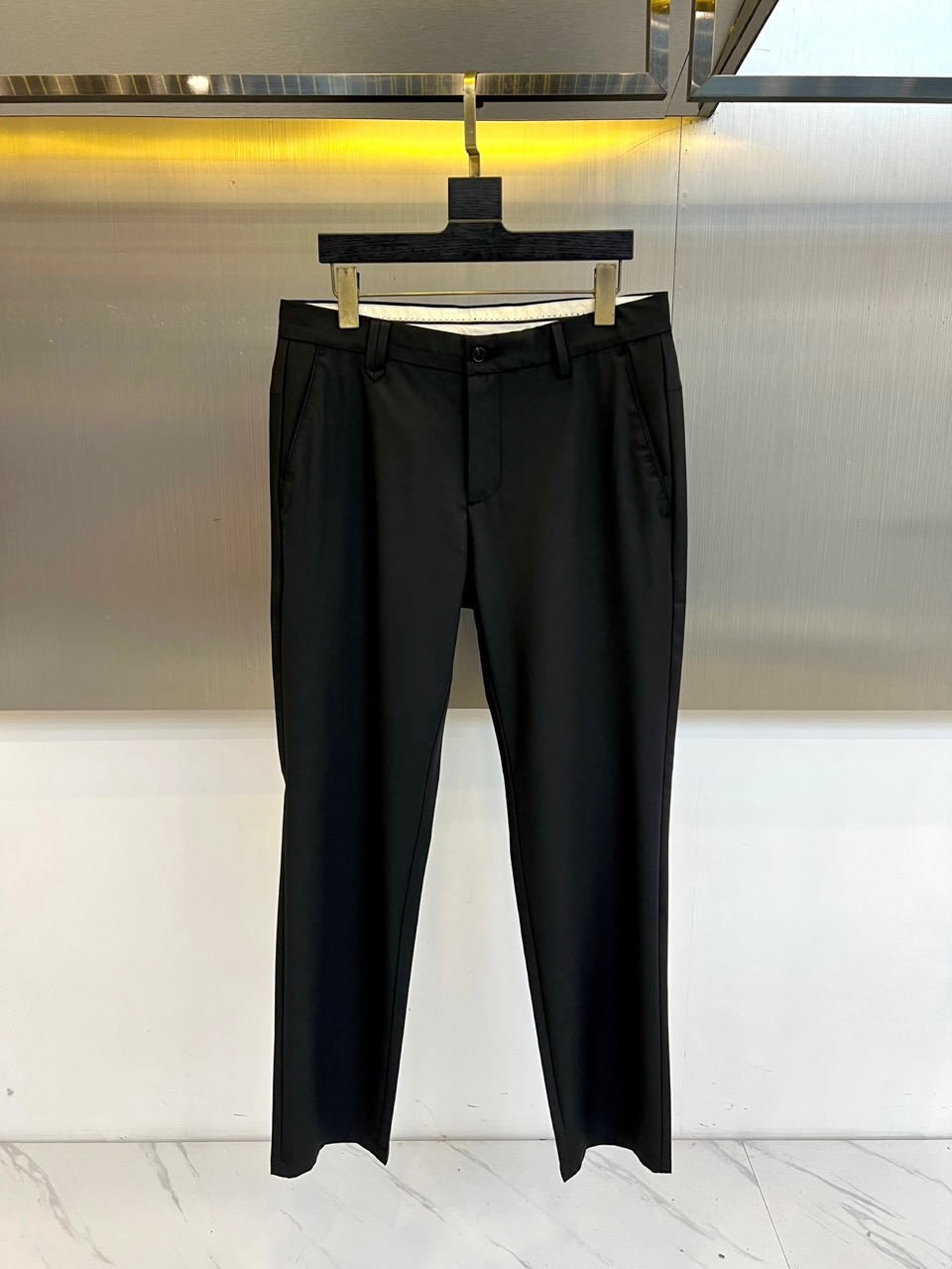 Loro Piana-2026春夏新品休闲裤，采用利落的直筒剪裁，呈现流畅简约的版型。其设计完美融合商务