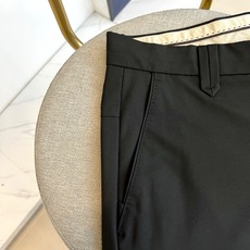 Loro Piana-2026春夏新品休闲裤,采用利落的直筒剪裁,呈现流畅简约的版型。其设计完美融合商务 Loro Piana-2026春夏新品休闲裤,采用利落的直筒剪裁,呈现流畅简约的版型。其设计完美融合商务