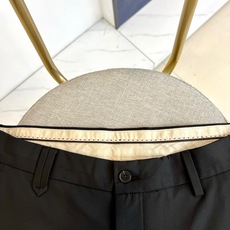 Loro Piana-2026春夏新品休闲裤,采用利落的直筒剪裁,呈现流畅简约的版型。其设计完美融合商务 Loro Piana-2026春夏新品休闲裤,采用利落的直筒剪裁,呈现流畅简约的版型。其设计完美融合商务