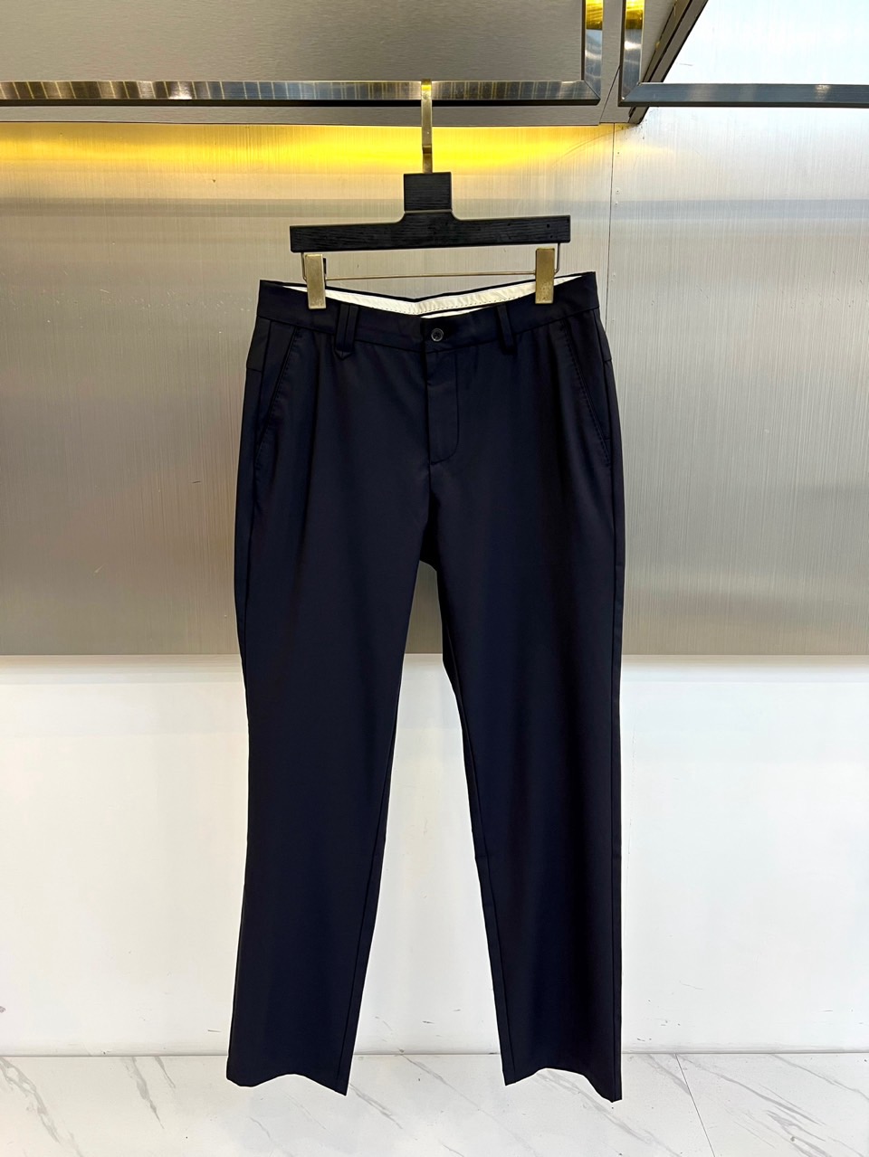 Loro Piana-2026春夏新品休闲裤，采用利落的直筒剪裁，呈现流畅简约的版型。其设计完美融合商务