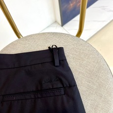 Loro Piana-2026春夏新品休闲裤,采用利落的直筒剪裁,呈现流畅简约的版型。其设计完美融合商务 Loro Piana-2026春夏新品休闲裤,采用利落的直筒剪裁,呈现流畅简约的版型。其设计完美融合商务