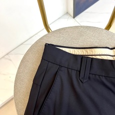 Loro Piana-2026春夏新品休闲裤,采用利落的直筒剪裁,呈现流畅简约的版型。其设计完美融合商务 Loro Piana-2026春夏新品休闲裤,采用利落的直筒剪裁,呈现流畅简约的版型。其设计完美融合商务