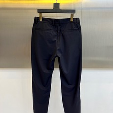 Loro Piana-2026春夏新品休闲裤,采用利落的直筒剪裁,呈现流畅简约的版型。其设计完美融合商务 Loro Piana-2026春夏新品休闲裤,采用利落的直筒剪裁,呈现流畅简约的版型。其设计完美融合商务