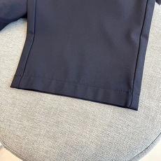 Loro Piana-2026春夏新品休闲裤,采用利落的直筒剪裁,呈现流畅简约的版型。其设计完美融合商务 Loro Piana-2026春夏新品休闲裤,采用利落的直筒剪裁,呈现流畅简约的版型。其设计完美融合商务