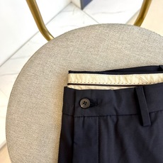 Loro Piana-2026春夏新品休闲裤,采用利落的直筒剪裁,呈现流畅简约的版型。其设计完美融合商务 Loro Piana-2026春夏新品休闲裤,采用利落的直筒剪裁,呈现流畅简约的版型。其设计完美融合商务