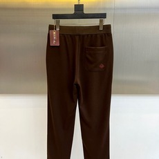 Loro Piana诺悠翩雅、2026春夏新品休闲裤,以简约高级色为主调,融合运动与轻奢风格,打造都市日 Loro Piana诺悠翩雅、2026春夏新品休闲裤,以简约高级色为主调,融合运动与轻奢风格,打造都市日