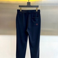Loro Piana诺悠翩雅、2026春夏新品休闲裤,以简约高级色为主调,融合运动与轻奢风格,打造都市日 Loro Piana诺悠翩雅、2026春夏新品休闲裤,以简约高级色为主调,融合运动与轻奢风格,打造都市日